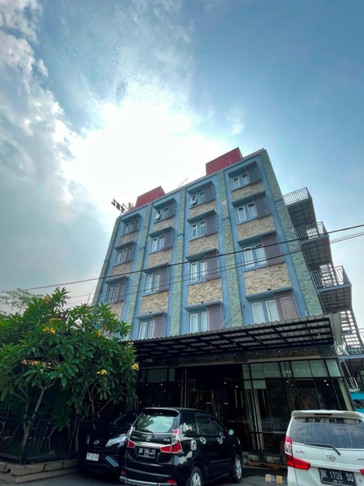 Crew Express Hotel Lubukpakam Exterior foto